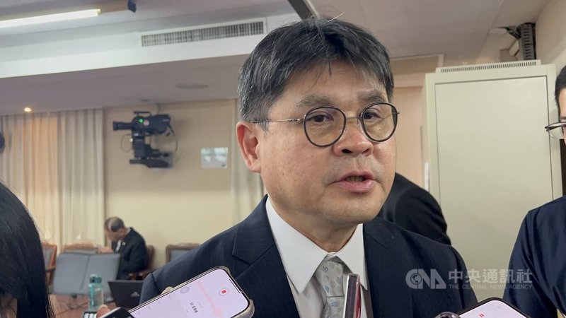 日前網傳桃園機場第3航廈工程有中國籍人士進入工區，鐵道局長楊正君（圖）4日受訪表示，為商務履約進行技術指導，經向移民署合法申請，進入工區皆登記，且由包商人員陪同。中央社記者黃巧雯攝 115年6月4日