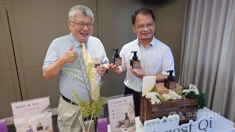 林業保育署嘉義分署分署長李定忠（右）與中興大學循環經濟研究學院院長王升陽（左），4日共同發布運用阿里山林地疏伐資材萃取出精油研發的香氛系列產品。中央社記者蔡智明攝　115年6月4日