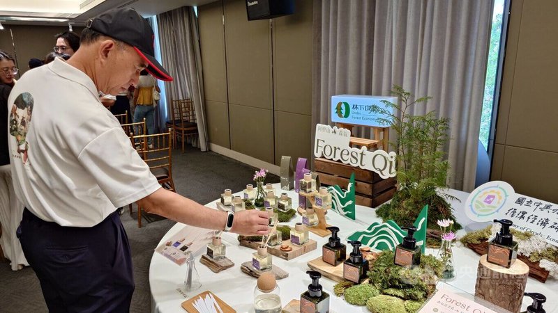 林業保育署嘉義分署4日在新悅花園酒店發表「阿里山．森氣Forest Qi」療癒擴香瓶及洗手乳等系列產品，飄散紅檜、台灣扁柏、柳杉的香味。中央社記者蔡智明攝　115年6月4日
