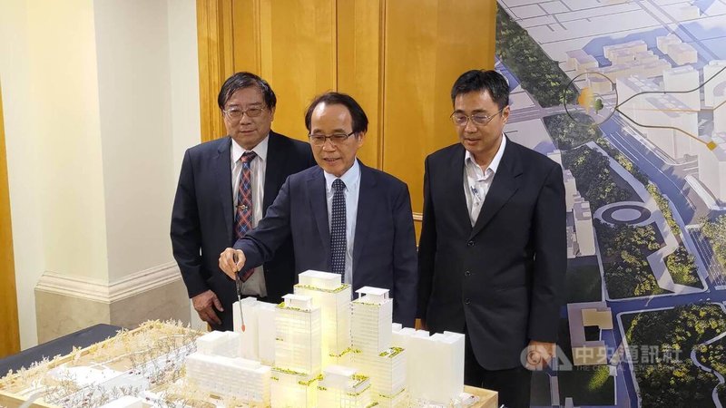 高雄市政府4日舉辦「左營區果貿段2筆土地都市更新事業公開評選實施者案」高雄場招商說明會，並由副市長林欽榮（中）主持。中央社記者蔡孟妤攝 115年6月4日