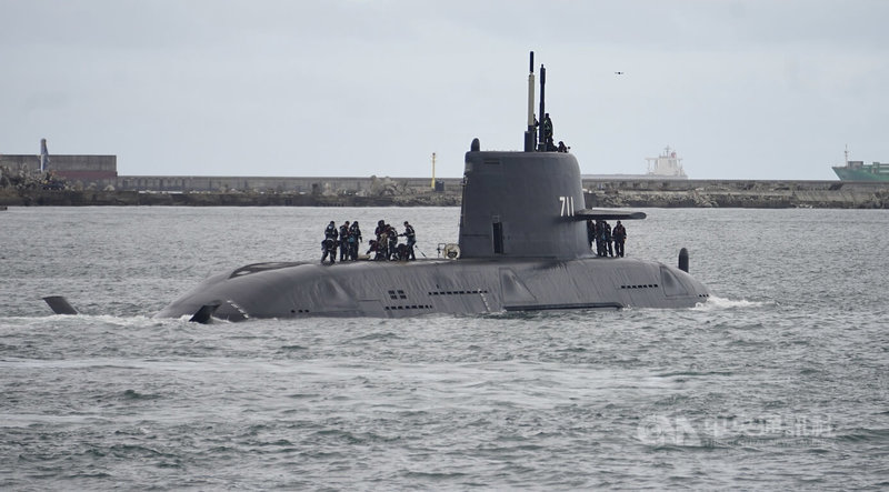 海鯤艦4日上午8時許再次出海測試，高雄早上氣候不佳，仍依規畫出海進行各項測試。中央社記者董俊志攝 115年6月4日