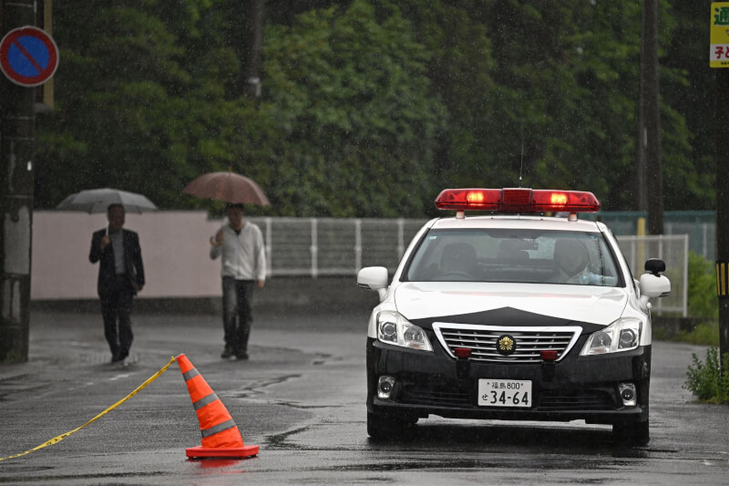 日本福島市一頭黑熊接連襲擊4人後，警方3日封鎖周邊交通。（共同社）