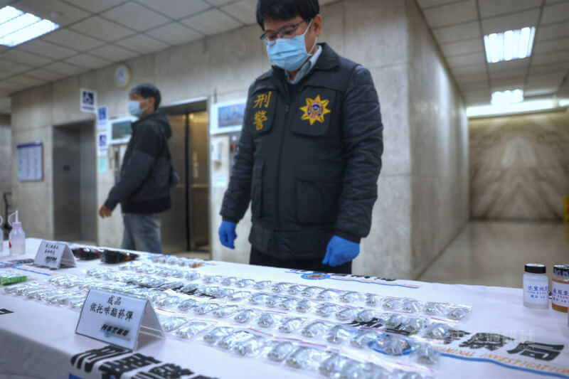 刑事警察局2025年2月執行查緝依托咪酯專案，展示第2級毒品依托咪酯製成的「喪屍煙彈」及各類工具、原料等。（中央社檔案照片）