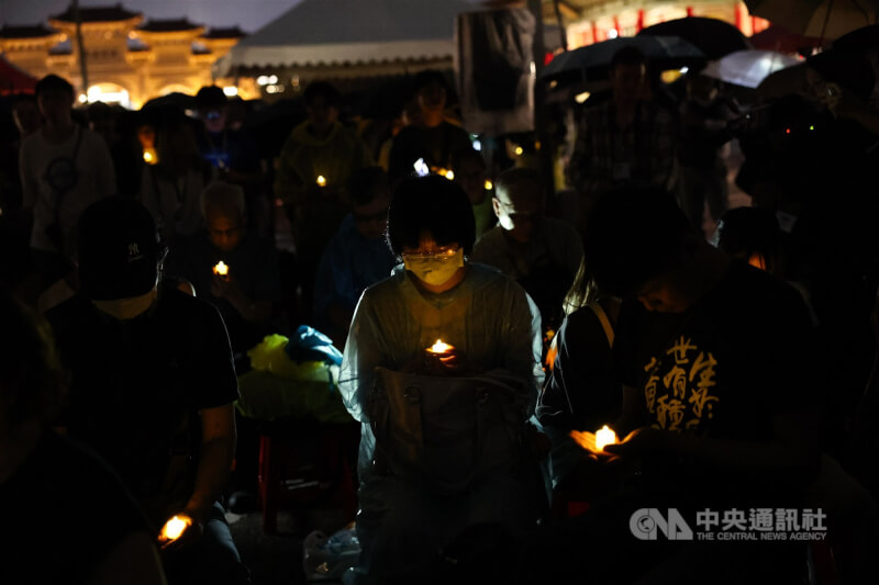 大批民眾入夜後冒雨到場參與，手捧燭光在8時9分集體默哀。中央社記者吳家昇攝　115年6月4日