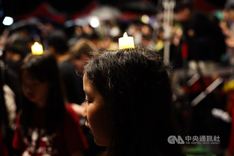 六四37週年紀念晚會4日晚間在台北中正紀念堂舉行，有與會者頭頂小燭光參與。中央社記者吳家昇攝　115年6月4日