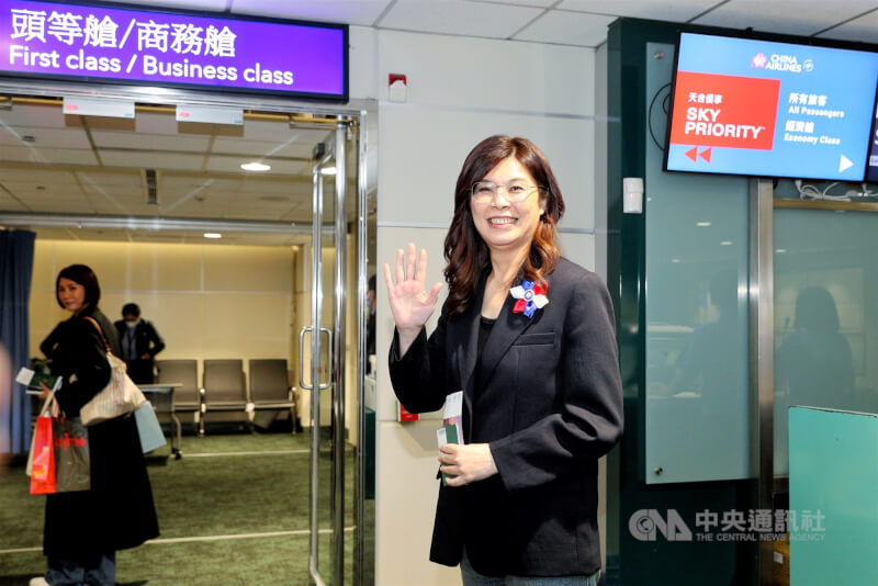 國民黨主席鄭麗文1日晚間搭乘深夜的華航班機率團訪美，面對守候媒體僅揮手致意未發表談話。（中央社檔案照片）