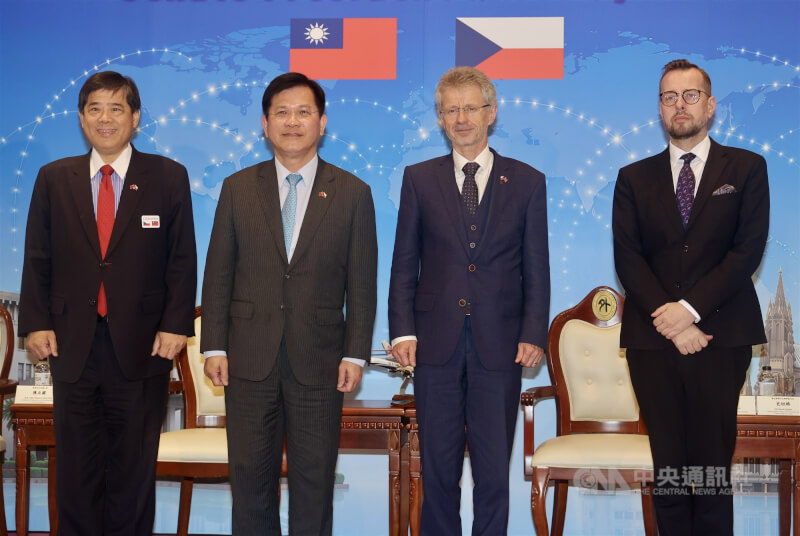 捷克參議院議長韋德齊（Miloš Vystrčil）（右2）4日在台北舉行訪台記者會，外交部長林佳龍（左2）、駐捷克代表陳立國（左）、捷克經濟文化辦事處代表史坦格（David Steinke）（右）出席與會。中央社記者張皓安攝　115年6月4日