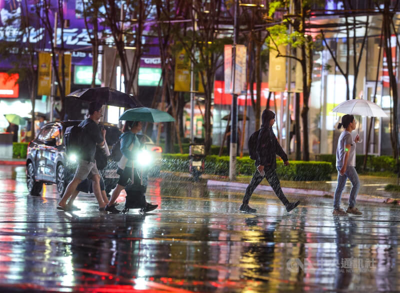 中央氣象署4日下午發布多處大雨及豪雨特報，5日受熱帶系統影響全台都有降雨，中部以北山區及大台北應慎防豪雨。圖為台北市區晚間民眾撐傘外出。中央社記者謝佳璋攝  115年6月4日