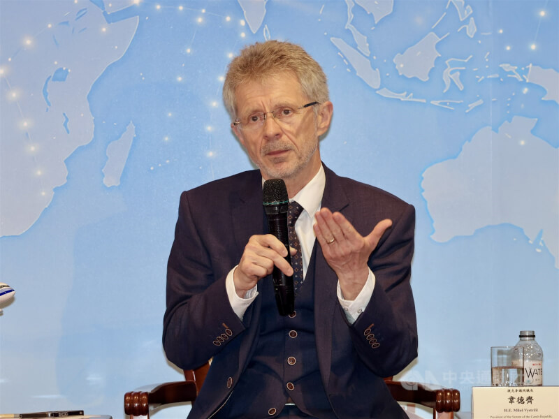 捷克參議院議長韋德齊（Miloš Vystrčil）（圖）訪台記者會4日在外交部舉行，針對台捷對抗威權、強化韌性的合作，韋德齊說明，一是要透過合作、加深韌性提升共同安全，確保台灣在世界並不孤單。二是加深競爭力，第三則是市場多元化。中央社記者張皓安攝　115年6月4日