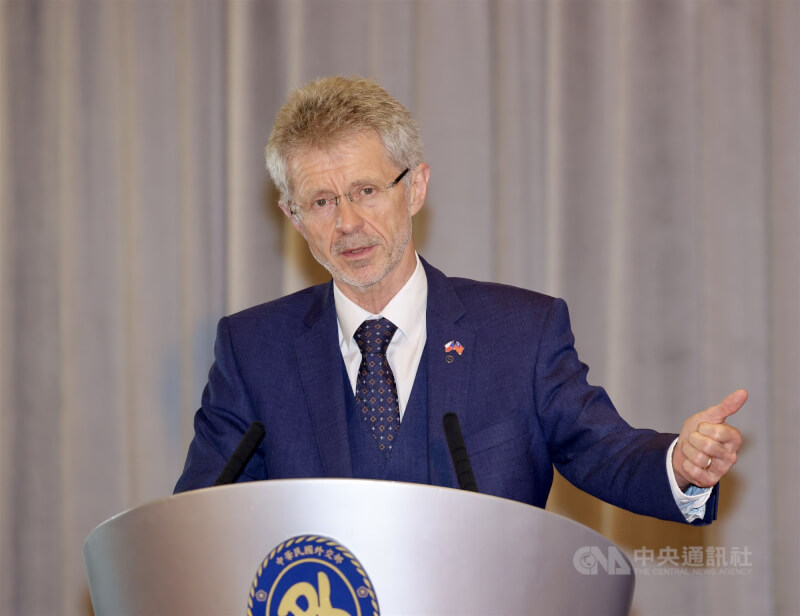 捷克參議院議長韋德齊（Miloš Vystrčil）訪台行最後一天，4日在外交部舉行記者會，被問及面對中國可能的壓力，他強調，「絕不能屈服於壓力、變成附庸國」，政治人物要有抗壓的韌性。中央社記者張皓安攝　115年6月4日