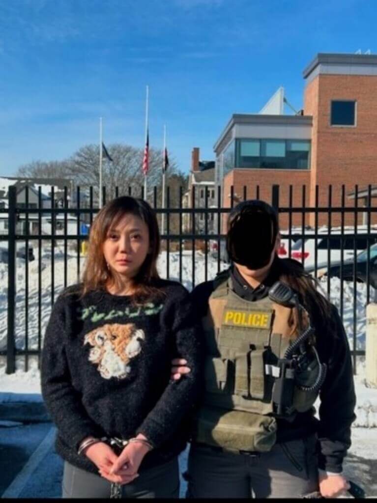 被稱為「太陽花女王」的劉喬安（左）涉犯毒品等案遭通緝，潛逃至美國後，去年在波士頓被捕。（翻攝畫面）