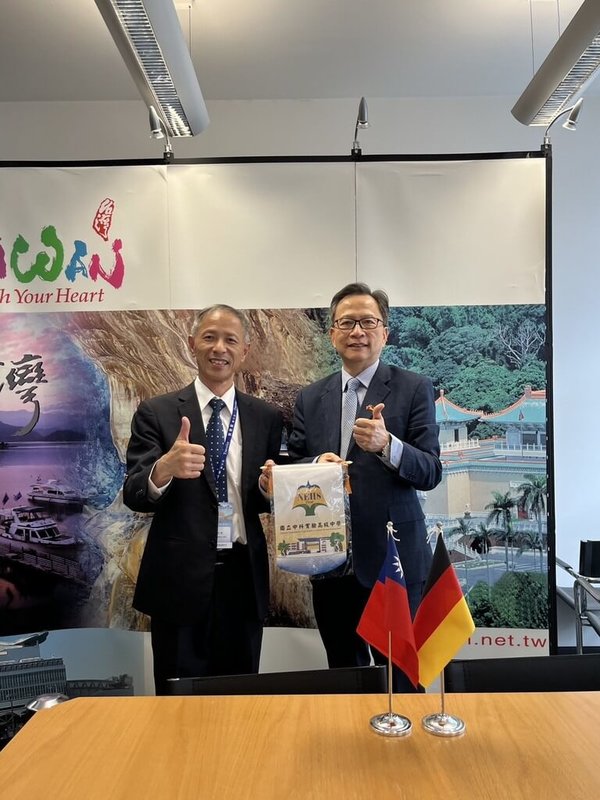 國立中科實驗高級中學校長秦文智（左）帶領師生至德國交流，並拜會駐德大使谷瑞生（右）。（中科實中提供）中央社記者趙麗妍傳真　115年6月4日