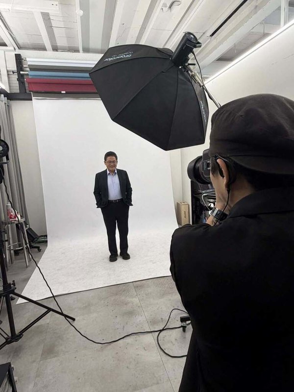 在民主進步黨彰化縣長初選落敗的前彰化市長邱建富（後）於網路釋出拍攝彰化縣長選戰定裝照影像，邱建富受訪說，下週會送出退黨申請書，退出民進黨。（邱建富提供）中央社記者吳哲豪傳真 115年6月4日