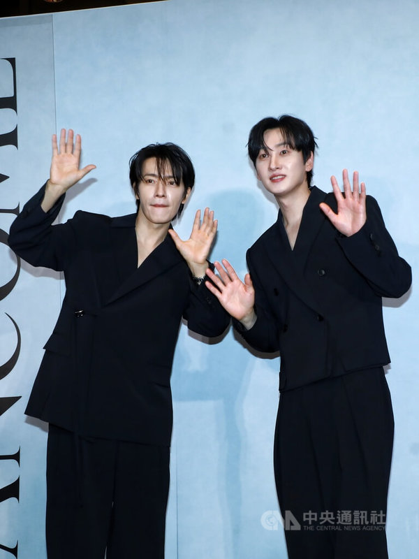 韓團Super Junior成員東海（左）、銀赫（右）4日來台出席美妝品牌活動，許願未來能再登台北大巨蛋開唱。中央社記者王心妤攝　115年6月4日