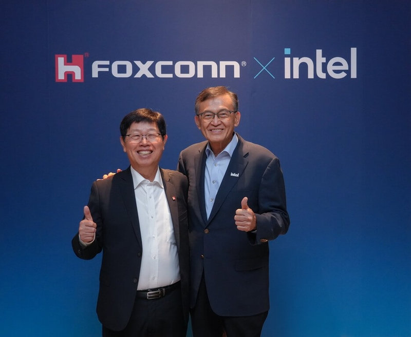 鴻海4日宣布與英特爾（Intel）策略合作，布局全方位AI解決方案，左為鴻海董事長劉揚偉，右為英特爾執行長陳立武。（鴻海提供） 中央社記者鍾榮峰傳真　115年6月4日