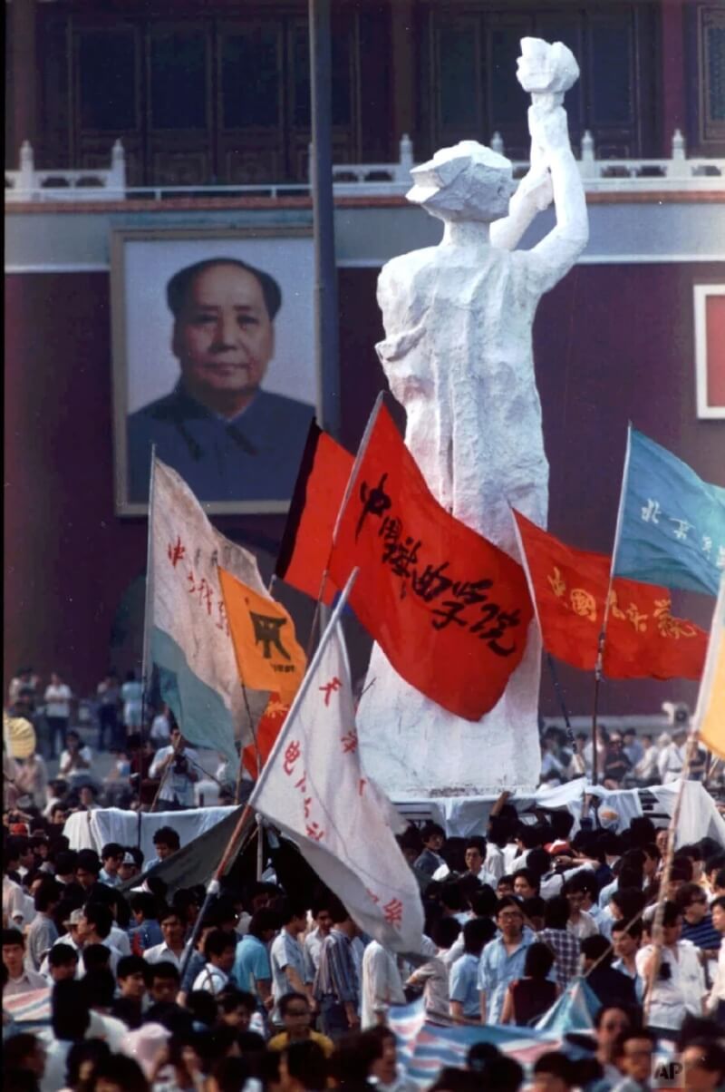 1989年中國民主運動期間，學生在天安門廣場豎立民主女神像。（美聯社）