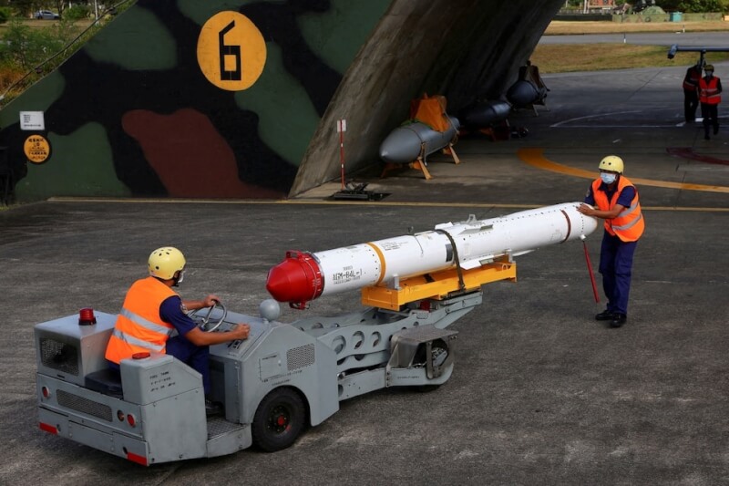 花蓮空軍基地空軍人員在戰備訓練任務中裝載一枚美製AGM-84「魚叉」反艦飛彈。 （路透社）