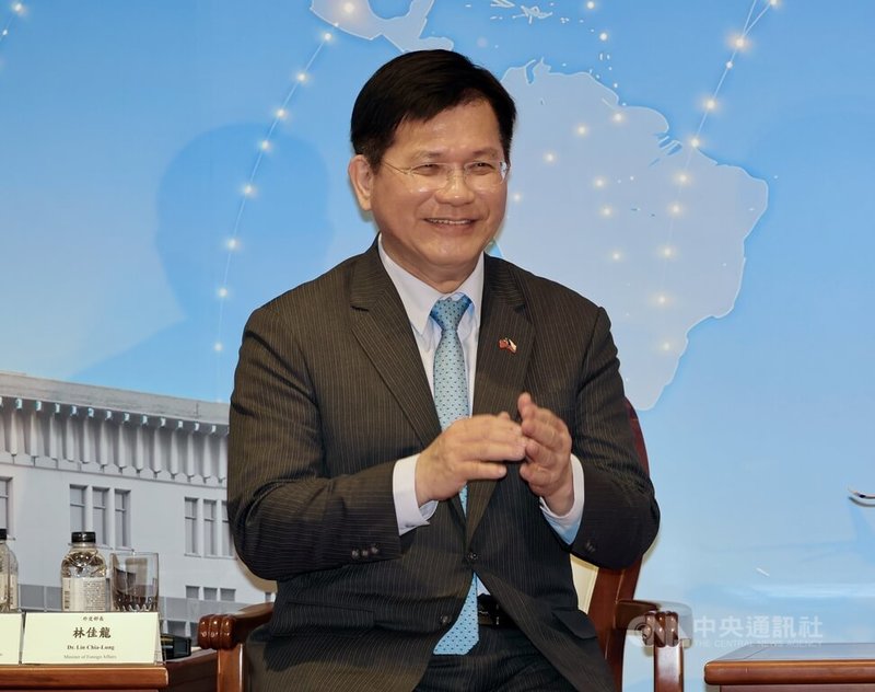 日菲將啟動專屬經濟區（EEZ）及大陸礁層海洋邊界談判；外交部長林佳龍（圖）4日表示，日菲啟動EEZ談判有助區域和平穩定，此舉是針對中國，台灣的國家利益不會受到損害。中央社記者張皓安攝　115年6月4日