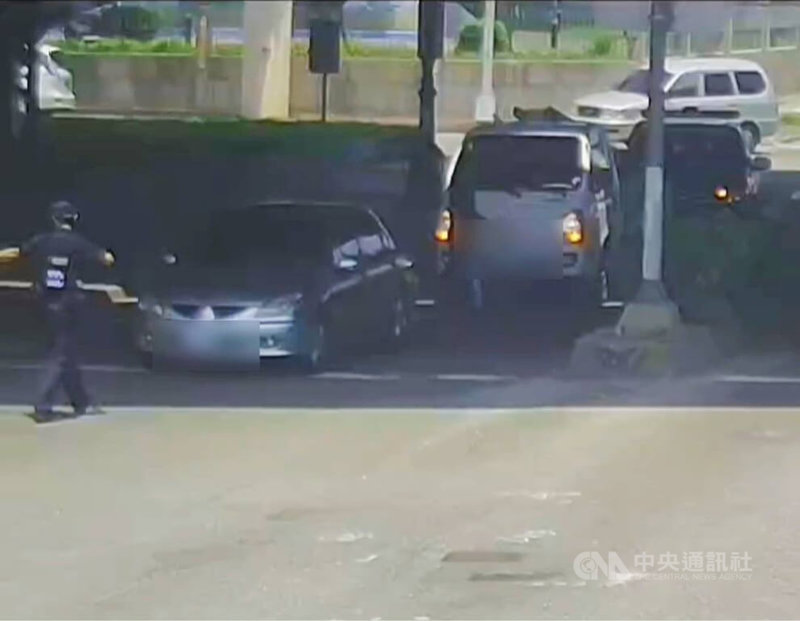 台中警方日前在烏日區巡邏時，發現一輛小客車綠燈時仍停滯不前，員警上前盤查發現駕駛越南籍黎姓男子不只酒駕還涉毒駕，且為逾期居留身分，依法送辦。（翻攝照片）中央社記者蘇木春傳真　115年6月4日
