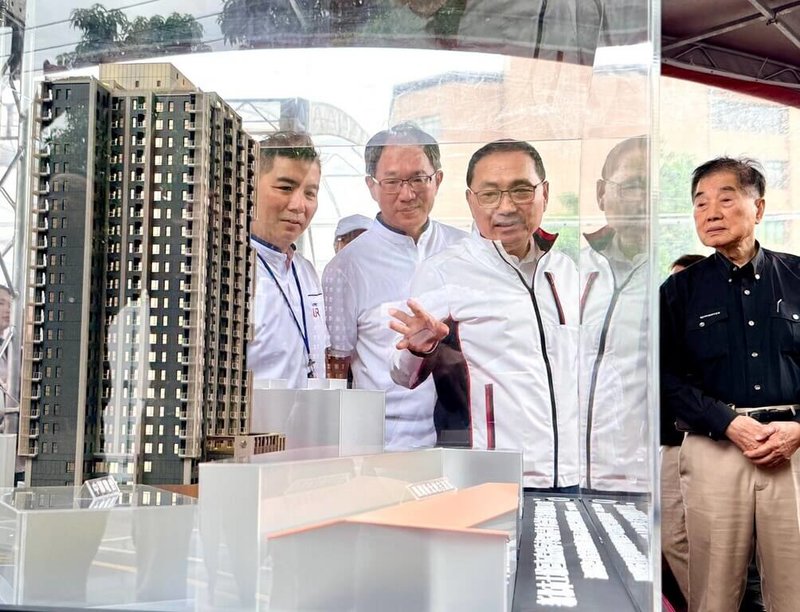 新北市長侯友宜(右2)5日主持土城板院段停車場及青年社會住宅開工動土典禮後,與來賓一起觀賞建物模型。(新北市府城鄉發展局提供)中央社記者黃旭昇傳真 115年6月5日