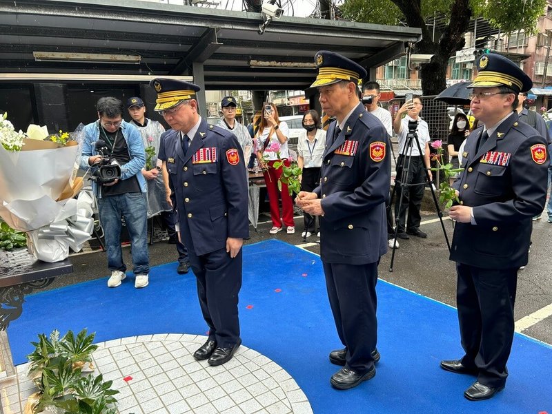 前新北市土城警分局清水派出所長劉宗鑫追思紀念暨「正義之光」銘牌揭幕儀式5日下午舉行,內政部警政署副署長廖訓誠(前左起)、新北市警察局副局長張錦成及土城警分局長沈明義到場獻花。(土城警分局提供)中央社記者黃旭昇傳真 115年6月5日