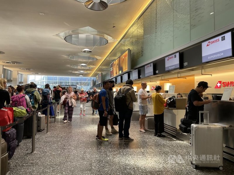 近年瑞士航空業機上失序乘客事件攀升，夏季旅遊旺季將到來，航空業也將面臨乘客秩序的挑戰。圖為蘇黎世機場出境大廈。中央社記者郭芳君蘇黎世攝　115年6月5日