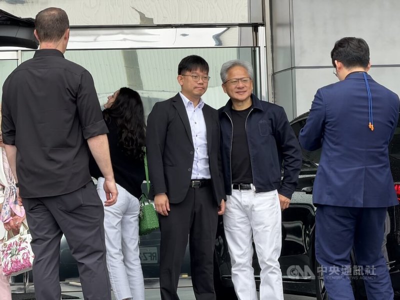 AI晶片大廠輝達（NVIDIA）執行長黃仁勳（右）5日結束14天台灣行程，上午搭乘私人專機前往韓國，他離開前特別與這趟台灣行的包車司機（左）合影，感謝這段時間的辛勞。中央社記者吳家豪攝　115年6月5日