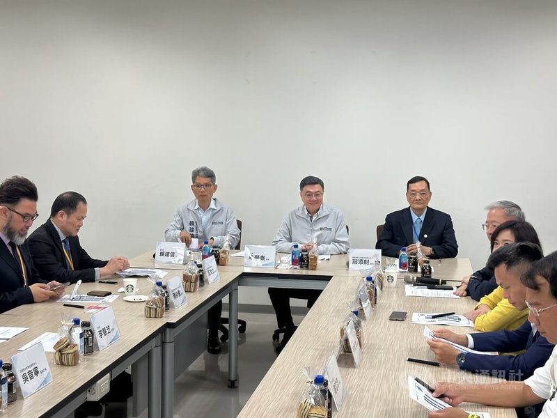 行政院長卓榮泰（後中）5日赴台中市參訪旭東機械工業公司，參觀產線，隨後又與機器人大聯盟進行交流座談。中央社記者趙麗妍攝　115年6月5日
