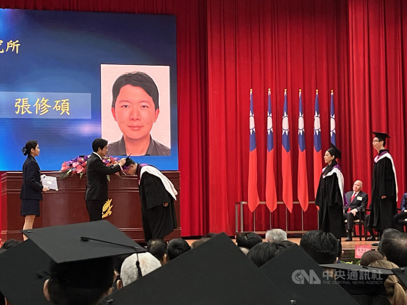 總統賴清德（左2）5日上午出席中央警察大學115年聯合畢業典禮，並親自為畢業生撥穗。中央社記者葉臻攝　115年6月5日