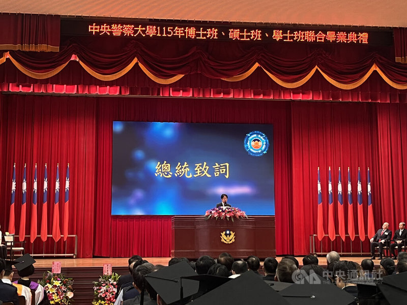 總統賴清德（講台者）5日上午出席中央警察大學115年聯合畢業典禮並致詞表示，政府會做警消最堅強的後盾，讓守護者也能感覺到被守護。中央社記者葉臻攝　115年6月5日