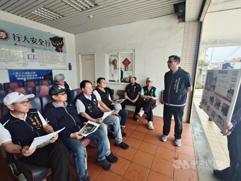 連江縣議會5日至北竿進行縣政考察，了解當地各項工程進度。圖為議員聽取塘岐中正路後巷排水改善工程簡報。中央社記者潘欣彤攝　115年6月5日