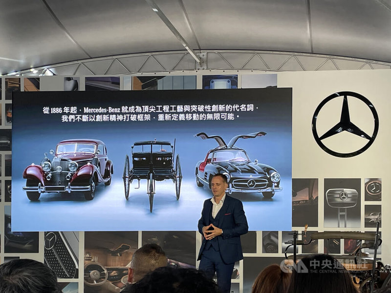 台灣賓士5日下午舉行Mercedes-Benz慶祝汽車發明140週年特展台北場揭幕活動，台灣賓士總裁賴恩凱（Mark Raine）現場說明。中央社記者鍾榮峰攝　115年6月5日