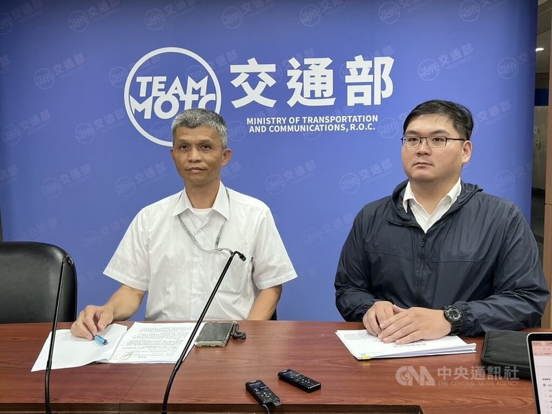為提升行車安全及訓練品質，台鐵公司斥資新台幣2億元採購EMU900與EMU3000型電聯車新駕駛模擬器共50台，台鐵機務處副處長林裕隆（左）5日表示，預計8月會完成全部安裝作業，9月或10月間同步啟用。中央社記者黃巧雯攝　115年6月5日