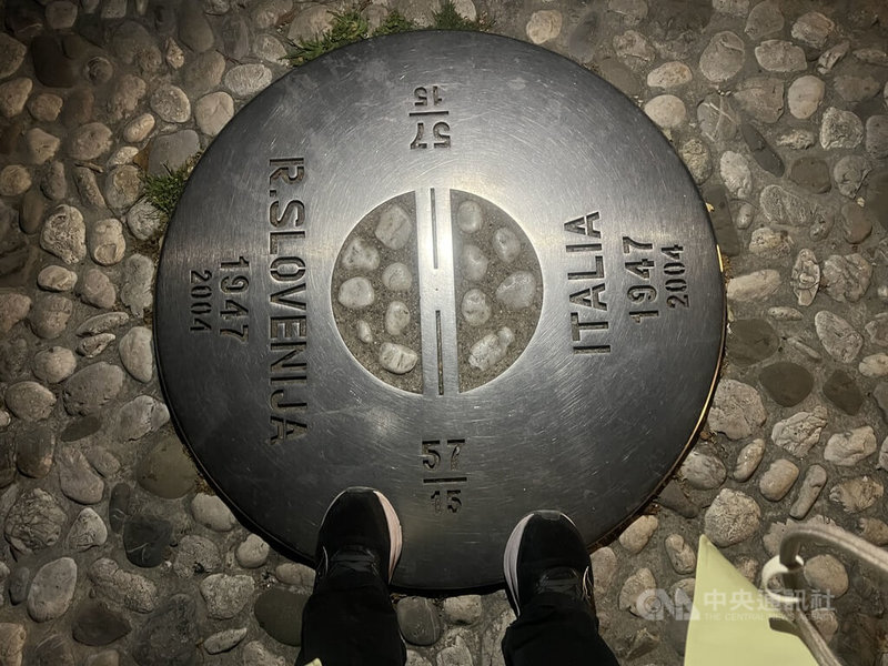 戈里齊亞在1947年時曾因冷戰意識形態對抗，城市被以圍牆劃分為二，分屬義大利與當時的共產聯盟南斯拉夫。如今圍牆已拆除，此邊界標示可兩腳分別踏在義大利與斯洛維尼亞兩個國家。中央社記者黃雅詩戈里齊亞攝　115年6月5日