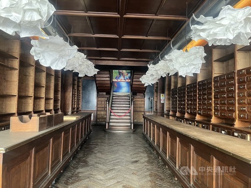 「拉斯泰羅街」（Via Rastello）將許多老建築以文創藝術翻新，圖中可見這家店舖仍有許多老式藥櫃，但增添現代感的藝術裝飾。中央社記者黃雅詩戈里齊亞攝　115年6月5日