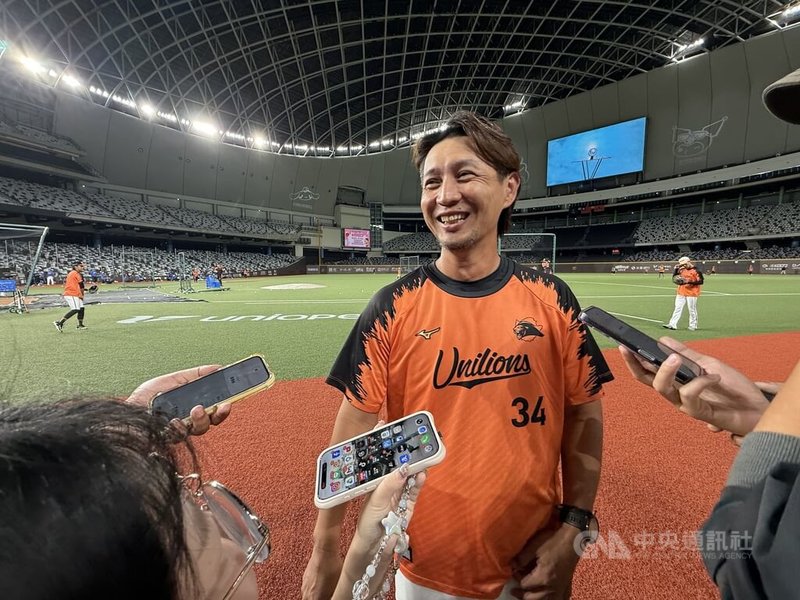 穀保高級家事商業職業學校擬轉型,外界關心棒球隊未來動向,校友高志綱(中)5日受訪坦言可理解,現在很多學校面臨少子化,是很現實的考量,也溫馨談到對「穀保」2字情感。中央社記者謝靜雯攝 115年6月5日