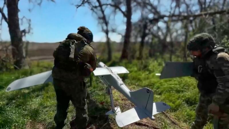 圖為俄國軍人準備發射無人機。（Russian Defense Ministry Press Service via 美聯社）