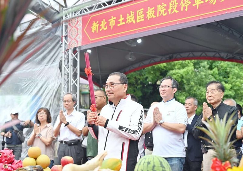 新北土城區板院段停車場及青年社會住宅開工動土典禮5日舉行，由市長侯友宜（前中）主持，並帶領與會來賓祈福。（新北市府新聞局提供）中央社記者黃旭昇傳真　115年6月5日