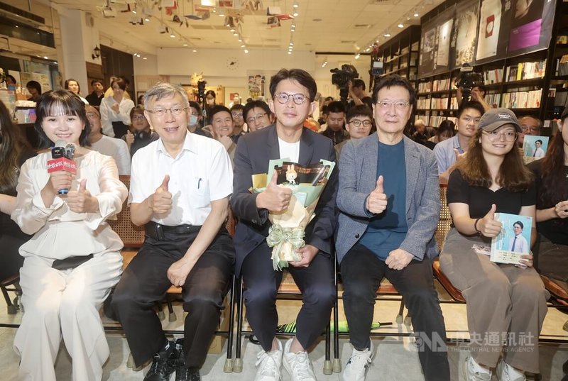 民眾黨主席黃國昌（前中）5日晚間在台北舉辦「向光前行」新書發表會，包含民眾黨創黨主席柯文哲（前左2）、前中廣董事長趙少康（前右2）等人出席力挺。中央社記者張皓安攝　115年6月5日