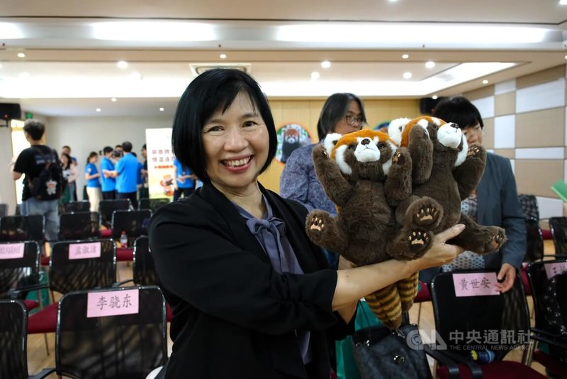 雙城論壇2隻小貓熊的移交儀式5日在上海動物園舉行，台北市政府教育局副局長廖文靜出席儀式。由於小貓熊已在隔離檢疫，因此無法在移交儀式上露面，以玩偶替代。中央社記者廖文綺上海攝　115年6月5日