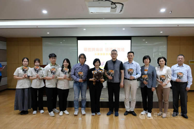 雙城論壇2隻小貓熊的移交儀式5日在上海動物園舉行，台北市政府教育局副局長廖文靜（左6）率台北動物園相關人員出席，與上海市綠化和市容管理局副局長朱心軍（右4）及上海市動物園園長裴恩樂（右1）等人共同進行移交。上海市台辦副主任李驍東（右5）也出席儀式。中央社記者廖文綺上海攝　115年6月5日