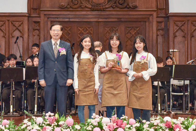 國立台灣師範大學5日舉辦104週年校慶，校長宋曜廷（前左1）與獲「社會實踐獎」團隊「Salute乾杯」合影，團隊研發出可吃的餅乾杯，傳達永續循環觀念。（台師大提供）中央社記者陳至中台北傳真　115年6月5日
