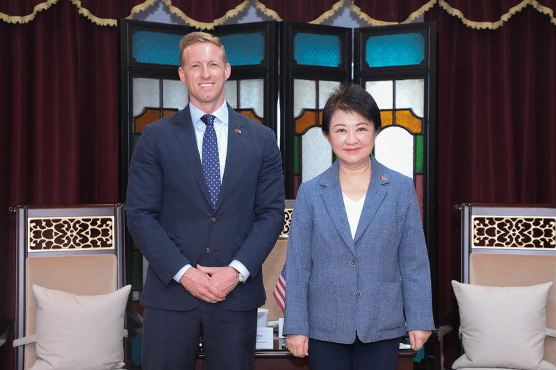 美國無人產業協會（AUVSI）執行長羅賓斯（Michael Robbins）（左）4日拜會台中市政府，由台中市長盧秀燕（右）接待，雙方就無人機發展趨勢、科技研發及產業合作等議題交換意見。（中市府提供）中央社記者蘇木春傳真　115年6月5日