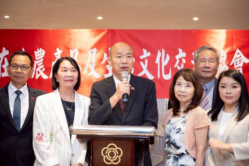 立法院長韓國瑜（左3）5日出席「台灣在地農產品及生活文化交流協會」成立大會時表示，台灣地理條件多元，除蔬果生產外，亦可思考發展具市場潛力的中草藥種植，拓展農民收益來源。（立法院提供）中央社記者王承中傳真 115年6月5日