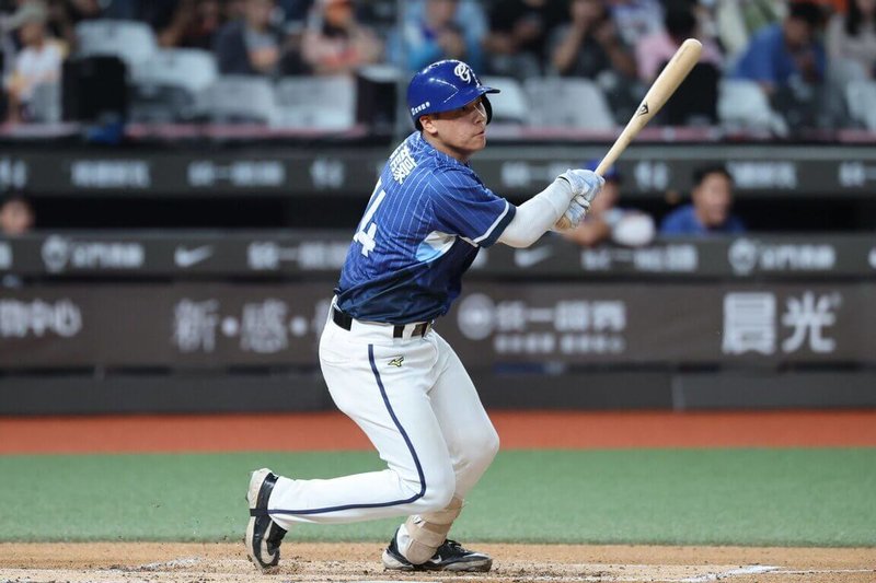 捕手張育豪（圖）是2025年中職選秀富邦悍將隊首輪選進好手，5月底升上一軍，5日單場2安1打點，首安、首打點、首得分都出爐，賽後獲選MVP，直言壓力釋放。（富邦悍將提供）中央社記者謝靜雯傳真　115年6月5日