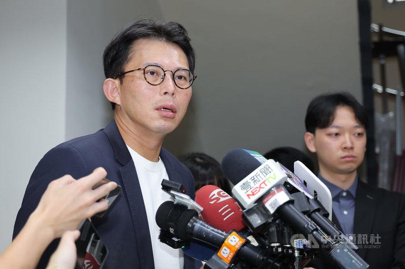 民眾黨主席黃國昌（前）5日上午在民眾黨立法院黨團受訪，回應新書「向光前行」提及前立委洪慈庸於勞基法修法抗爭現場先行離去的往事，黃國昌表示，書中寫的皆為客觀事實。中央社記者翁睿坤攝　115年6月5日