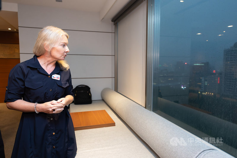 已故捷克前參議院議長柯佳洛女兒文索娃（Vendula Vinšová）（圖）4日接受中央社專訪時，突然下起大雨，她打趣地說，韋德齊2020年來台代替父親接受勳章，當時也是像現在一樣突然雷雨交加，「誰知道是不是父親收到了呢？」中央社記者謝佳璋攝　115年6月5日