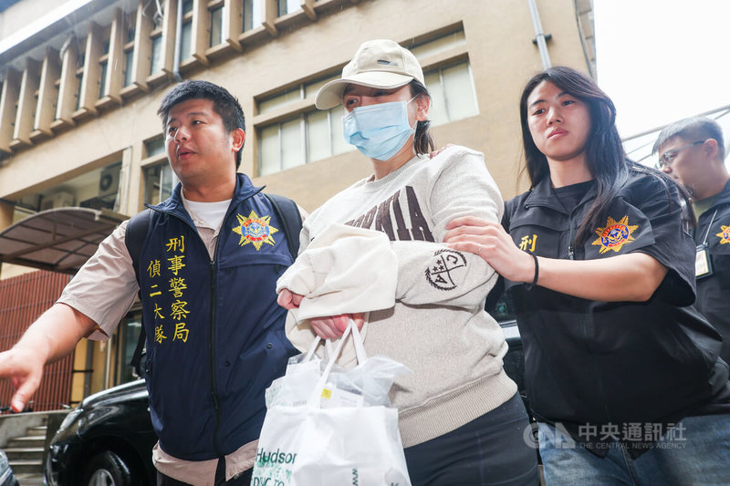涉犯毒品等案遭通緝的劉喬安（前中）潛逃美國多年，在美落網後被押解返台，5日下午移送至新北地檢署歸案。中央社記者王騰毅攝　115年6月5日