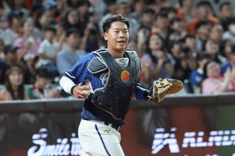 中職富邦悍將隊捕手張育豪（圖）5日攻守有表現，敲2安貢獻1打點，6局生涯首安、7局敲超前比數安打，首打點也出爐，助隊以6比2擊敗統一獅，賽後獲選單場MVP。（富邦悍將提供）中央社記者謝靜雯傳真　115年6月5日