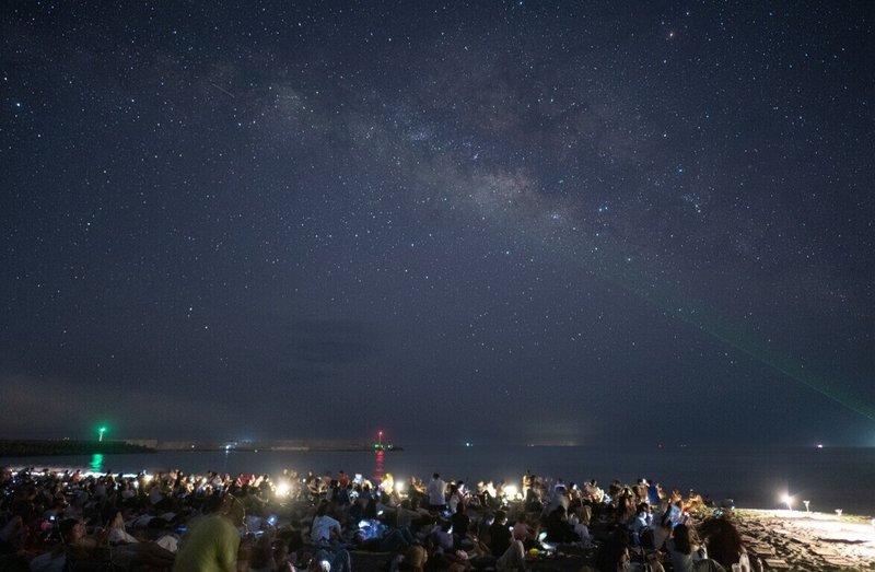 台東盛夏重要活動之一台東最美星空音樂會，首場6日在東海岸金樽沙灘登場，抬頭即可望見滿天星斗，打造結合自然與表演的沉浸式星空體驗。圖為2025年活動盛況。（台東縣政府提供）中央社記者盧太城台東傳真　115年6月5日